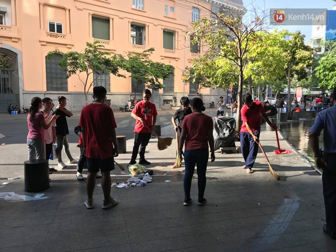 Ngao ngán cảnh vỏ túi nilon, chai nhựa... la liệt sau đêm xếp hàng canh mua giày Adidas của các bạn trẻ ở Sài Gòn - Ảnh 8. Ngao ngán cảnh vỏ túi nilon, chai nhựa... la liệt sau đêm xếp hàng canh mua giày Adidas của các bạn trẻ ở Sài Gòn - Ảnh 8.