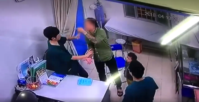 Bác sĩ BV Xanh Pôn choáng váng sau 2 cú đấm của người nhà bệnh nhân mang con đến khám - Ảnh 3.