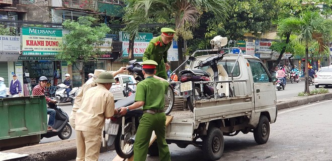 Vụ xe điên ở cổng BV Bạch Mai: Cô gái 30 tuổi bị đâm tử vong khi qua đường mua cơm cho mẹ - Ảnh 4.