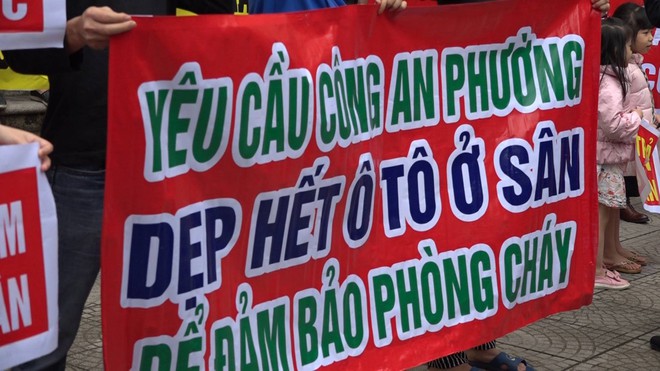 Hà Nội: Dân chung cư bế trẻ nhỏ giăng băng-rôn tố chủ đầu tư chiếm dụng sân chơi, không đảm bảo an toàn PCCC - Ảnh 6.