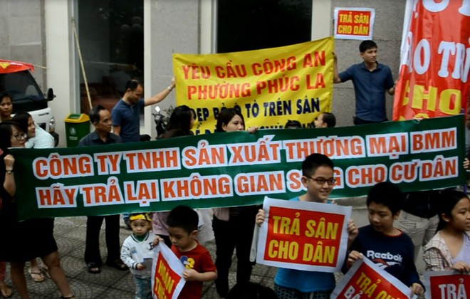Hà Nội: Dân chung cư bế trẻ nhỏ giăng băng-rôn tố chủ đầu tư chiếm dụng sân chơi, không đảm bảo an toàn PCCC - Ảnh 3.
