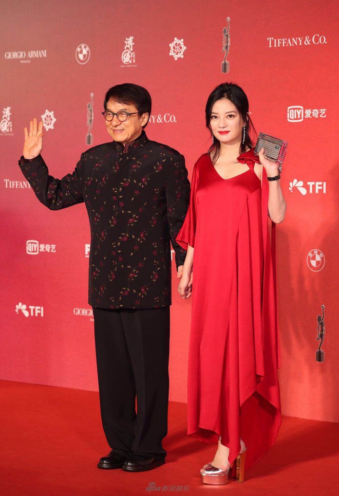 Thảm đỏ Kim Tượng 2018: Triệu Vy đỏ rực bên đàn anh Thành Long, Lưu Đức Hoa tái ngộ Cổ Thiên Lạc - Ảnh 2.