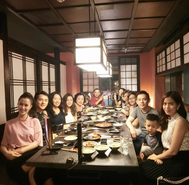Đông Nhi rạng rỡ ăn tối cùng gia đình Ông Cao Thắng nhân dịp sinh nhật mẹ của bạn trai - Ảnh 1.