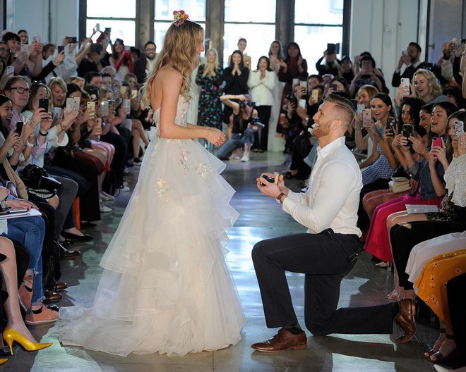 Chưa từng xảy ra: Người mẫu được cầu hôn khi đang trình diễn váy cưới - Ảnh 3.