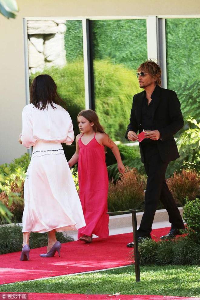 C&ocirc;ng ch&uacute;a của Beckham, Harper diện v&aacute;y d&agrave;i thướt tha đi dự tiệc c&ugrave;ng mẹ - Ảnh 1.