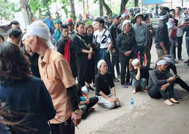 Gia đình bé trai 8 tuổi bị sát hại kéo tới nhà nghi phạm gào khóc - Ảnh 1. Gia đình bé trai 8 tuổi bị sát hại kéo tới nhà nghi phạm gào khóc - Ảnh 1.
