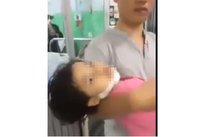 TP.HCM: Người nhà “tố” bác sĩ bệnh viện bỏ mặc bé gái ngã cầu thang bị chấn thương nặng vì không đóng tiền - Ảnh 1.