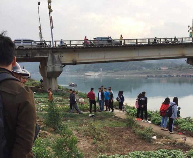 Hòa Bình: Nam thanh niên đang đi trên cầu bất ngờ gieo mình xuống sông Đà - Ảnh 2.