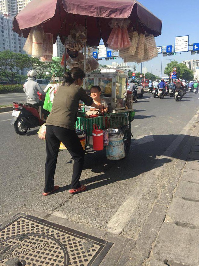 Đứng đợi 10 phút được trả lại bằng nụ cười hòa trong nắng mai - bức ảnh dễ thương trong một buổi sáng của người Sài Gòn sòng phẳng - Ảnh 1.
