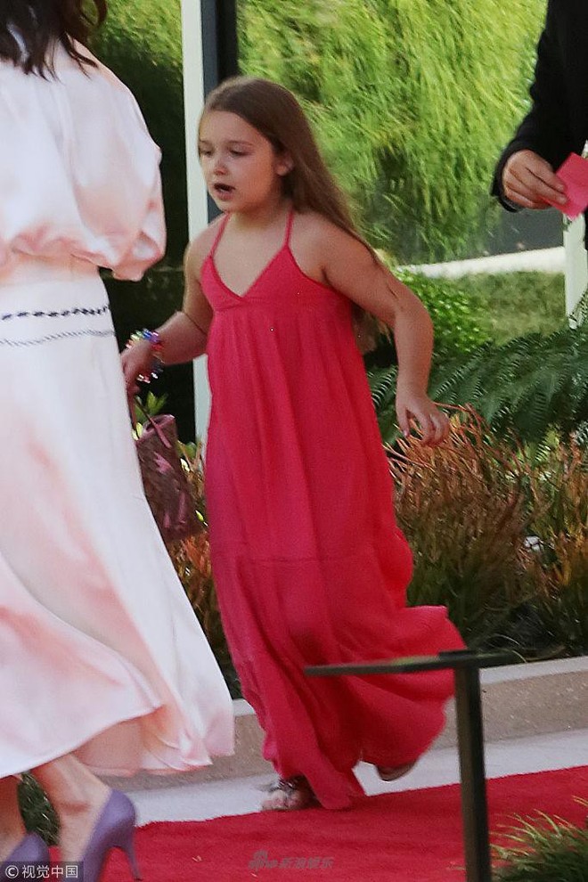 Công chúa của Beckham, Harper diện váy dài thướt tha đi dự tiệc cùng mẹ - Ảnh 3.