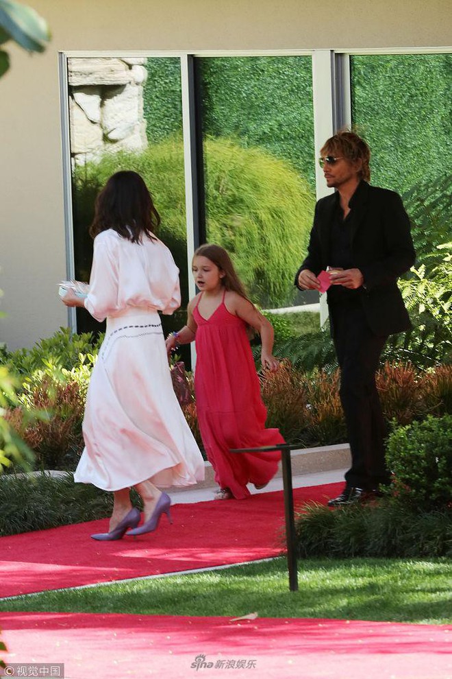 Công chúa của Beckham, Harper diện váy dài thướt tha đi dự tiệc cùng mẹ - Ảnh 4.