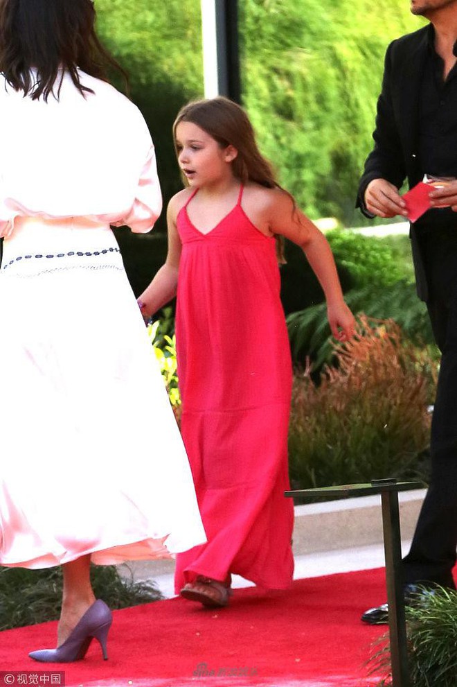C&ocirc;ng ch&uacute;a của Beckham, Harper diện v&aacute;y d&agrave;i thướt tha đi dự tiệc c&ugrave;ng mẹ - Ảnh 5.