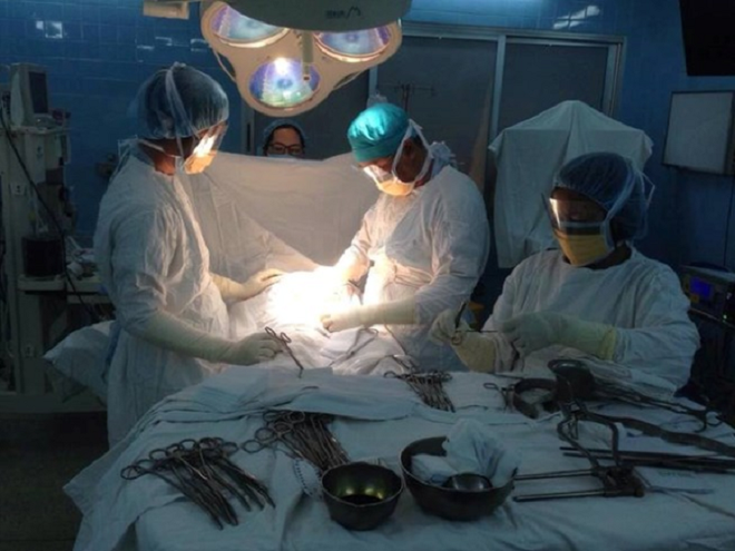 Bác sĩ Sài Gòn căng thẳng cắt khối u buồng trứng cho một phụ nữ bị nhiễm HIV từ chồng - Ảnh 1.
