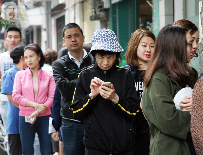 Hà Nội: Hàng trăm người xếp hàng từ 5h sáng mua bánh trôi - bánh chay Tết Hàn thực - Ảnh 5.
