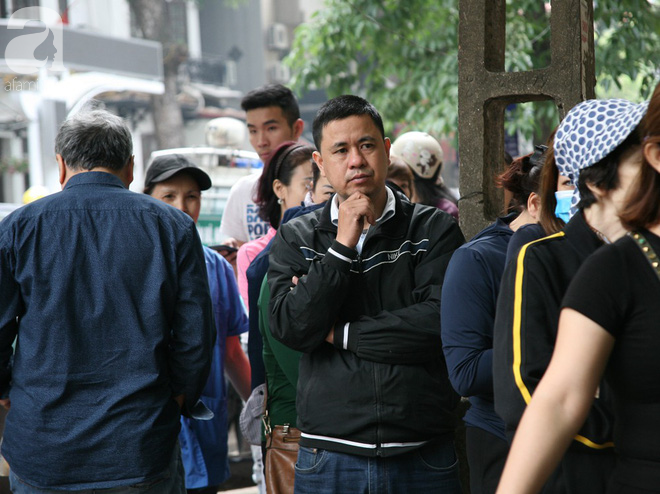 Hà Nội: Hàng trăm người xếp hàng từ 5h sáng mua bánh trôi - bánh chay Tết Hàn thực - Ảnh 4.