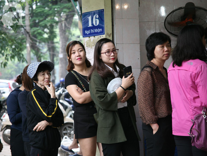 Hà Nội: Hàng trăm người xếp hàng từ 5h sáng mua bánh trôi - bánh chay Tết Hàn thực - Ảnh 2.