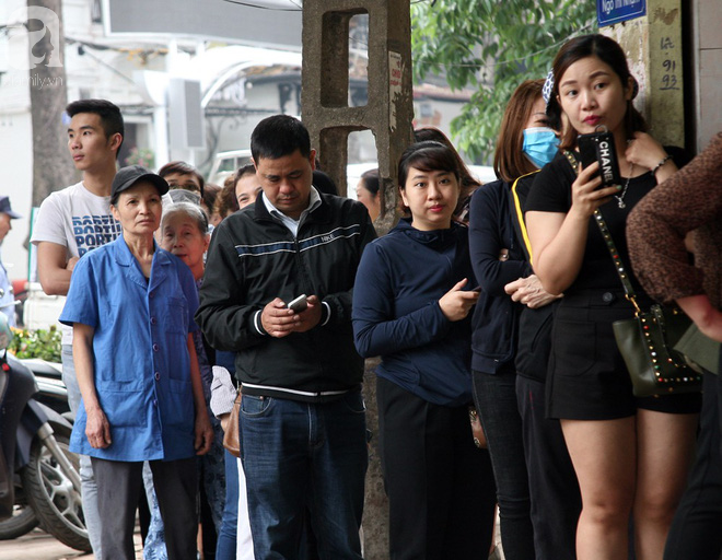 Hà Nội: Hàng trăm người xếp hàng từ 5h sáng mua bánh trôi - bánh chay Tết Hàn thực - Ảnh 3.