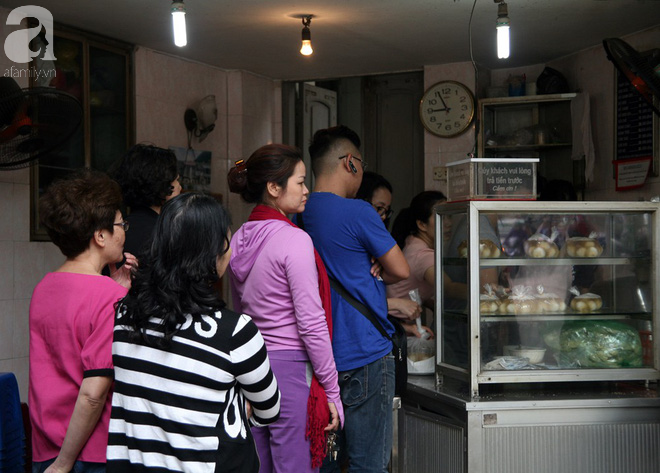 Hà Nội: Hàng trăm người xếp hàng từ 5h sáng mua bánh trôi - bánh chay Tết Hàn thực - Ảnh 1.