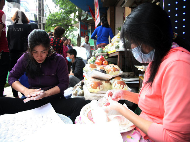 Hà Nội: Hàng trăm người xếp hàng từ 5h sáng mua bánh trôi - bánh chay Tết Hàn thực - Ảnh 12.