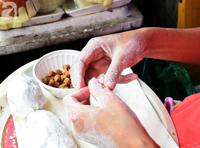 Hà Nội: Hàng trăm người xếp hàng từ 5h sáng mua bánh trôi - bánh chay Tết Hàn thực - Ảnh 13.