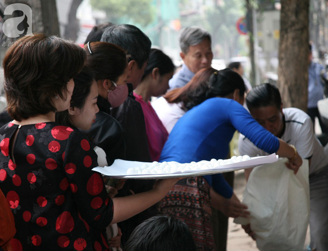 Hà Nội: Hàng trăm người xếp hàng từ 5h sáng mua bánh trôi - bánh chay Tết Hàn thực - Ảnh 10.