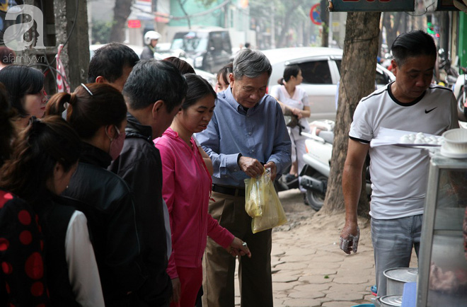 Hà Nội: Hàng trăm người xếp hàng từ 5h sáng mua bánh trôi - bánh chay Tết Hàn thực - Ảnh 9.