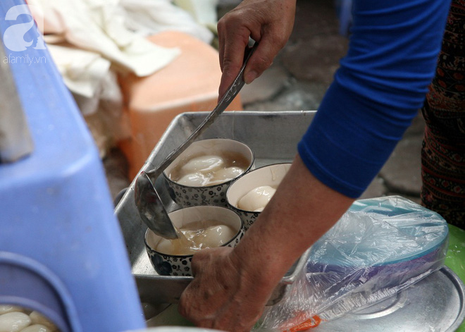 Hà Nội: Hàng trăm người xếp hàng từ 5h sáng mua bánh trôi - bánh chay Tết Hàn thực - Ảnh 14.