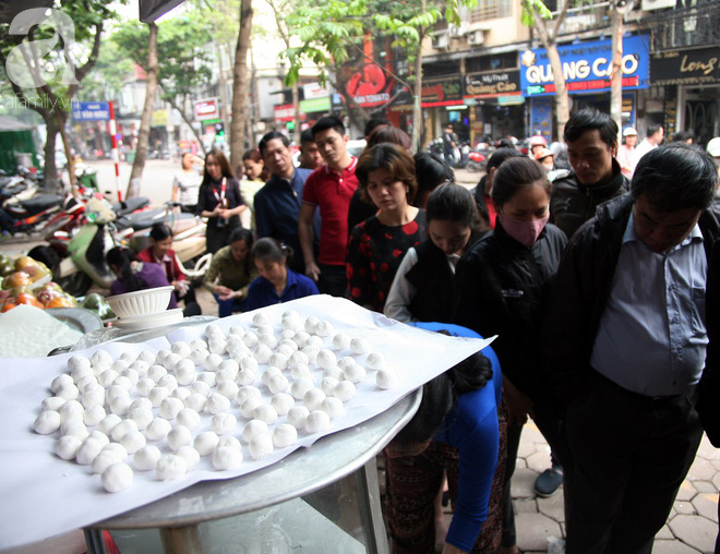 Hà Nội: Hàng trăm người xếp hàng từ 5h sáng mua bánh trôi - bánh chay Tết Hàn thực - Ảnh 11.