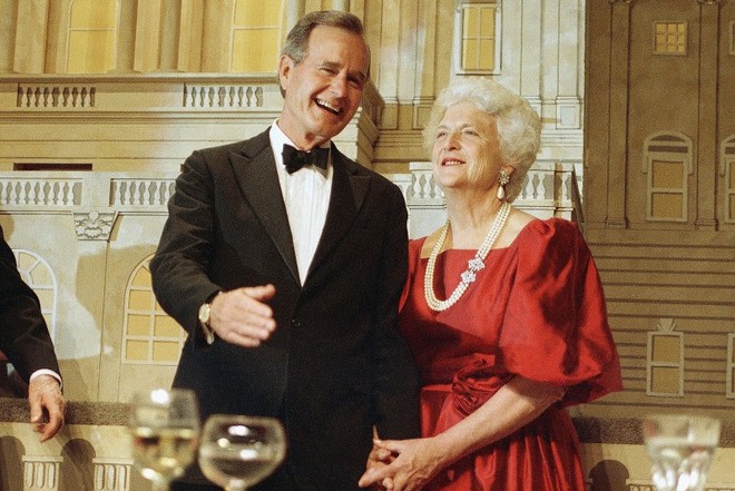 Mối tình trong mơ 77 năm yêu trọn vẹn, thủy chung của vợ chồng cựu Tổng thống Mỹ George Bush “cha” - Ảnh 1.