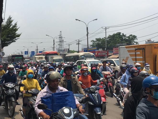 TP.HCM: Một người phụ nữ bị xe khách tông chết, người dân hiếu kỳ kéo đến xem khiến quốc lộ 13 kẹt cứng - Ảnh 3. TP.HCM: Một người phụ nữ bị xe khách tông chết, người dân hiếu kỳ kéo đến xem khiến quốc lộ 13 kẹt cứng - Ảnh 3.