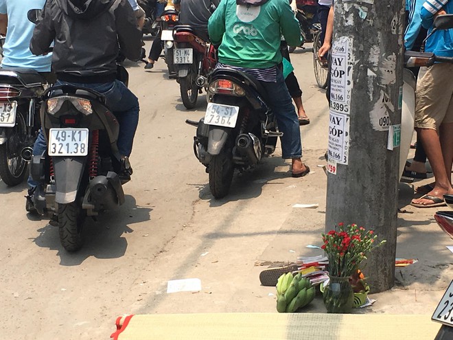 TP.HCM: Một người phụ nữ bị xe khách tông chết, người dân hiếu kỳ kéo đến xem khiến quốc lộ 13 kẹt cứng - Ảnh 1. TP.HCM: Một người phụ nữ bị xe khách tông chết, người dân hiếu kỳ kéo đến xem khiến quốc lộ 13 kẹt cứng - Ảnh 1.