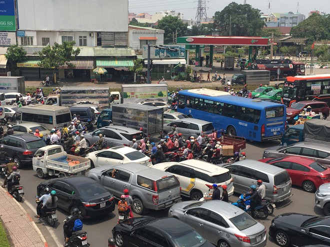 TP.HCM: Một người phụ nữ bị xe khách tông chết, người dân hiếu kỳ kéo đến xem khiến quốc lộ 13 kẹt cứng - Ảnh 2.