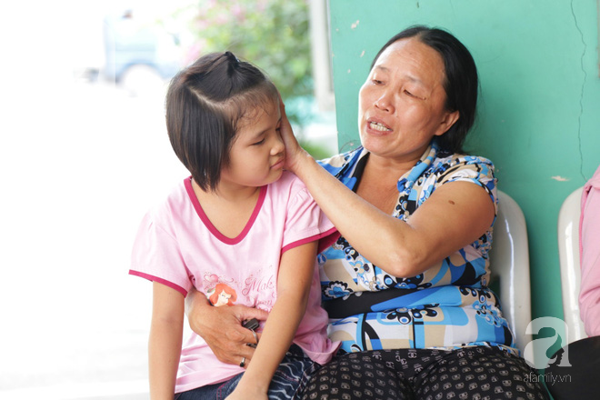 Vụ bé gái 8 tuổi mất tích khi đi xe buýt một mình tìm mẹ: Muội đã về với gia đình, ôm choàng lấy mẹ khóc nức nở - Ảnh 9. Vụ bé gái 8 tuổi mất tích khi đi xe buýt một mình tìm mẹ: Muội đã về với gia đình, ôm choàng lấy mẹ khóc nức nở - Ảnh 9.