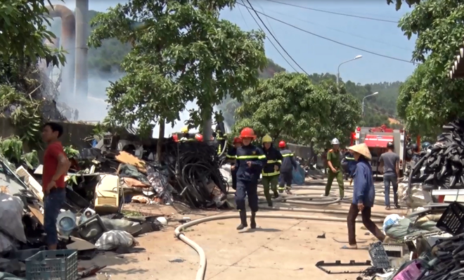 Cháy lớn tại xưởng gỗ 5.500m2 ở Đà Nẵng, nhiều người tá hỏa bỏ chạy - Ảnh 3.