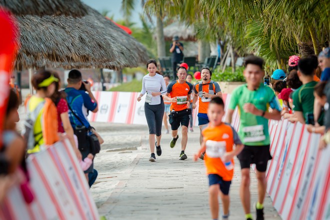 Mai Phương Thúy làm náo loạn bãi biển Hạ Long với gương mặt mộc xinh đẹp và vóc dáng nổi bật - Ảnh 8.