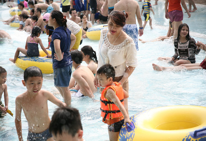 CV nước Hồ Tây giảm vé kịch sàn, hơn 1 vạn người đổ đến tắm ngày Hà Nội nóng nực - Ảnh 8.