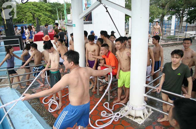 CV nước Hồ Tây giảm vé kịch sàn, hơn 1 vạn người đổ đến tắm ngày Hà Nội nóng nực - Ảnh 15.