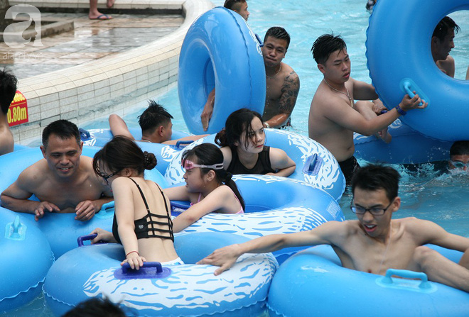 CV nước Hồ Tây giảm vé kịch sàn, hơn 1 vạn người đổ đến tắm ngày Hà Nội nóng nực - Ảnh 13.