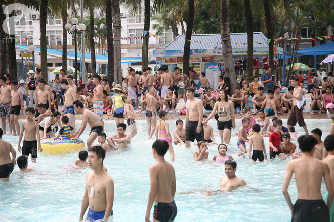 CV nước Hồ Tây giảm vé kịch sàn, hơn 1 vạn người đổ đến tắm ngày Hà Nội nóng nực - Ảnh 7.