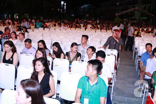 Sát giờ lên sóng trực tiếp, chung kết Hoa hậu Biển Việt Nam ế khách cả dãy ghế dài - Ảnh 3.