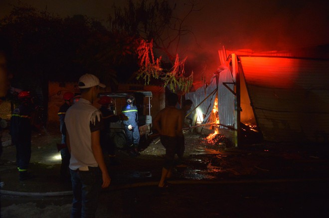 Hà Nội: Cháy nhà xưởng ở phố Định Công lúc nửa đêm, công nhân hốt hoảng bê đồ đạc tháo chạy - Ảnh 4.