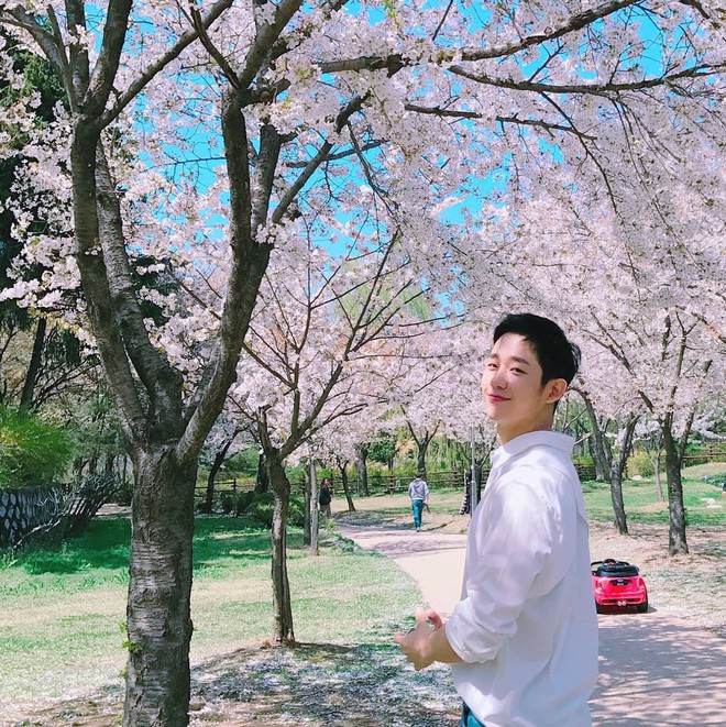 Jung Hae In đúng là ca dậy thì quá thành công, nhìn loạt ảnh tốt nghiệp thời còn đeo kính, để ria này mà xem - Ảnh 4.