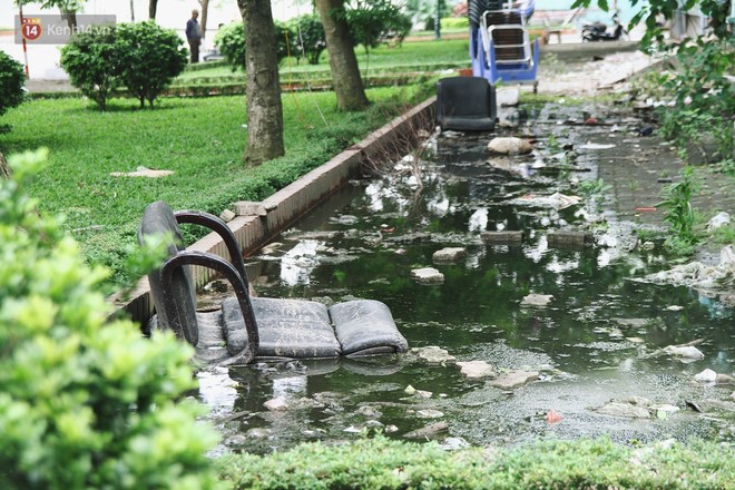Người dân chung cư N6 Đồng Tàu khốn khổ khi sống chung với nước thải bể phốt vì vỡ đường ống - Ảnh 1.