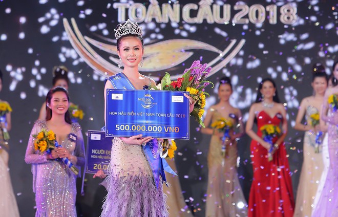 Đọ body nóng bỏng của Tân hoa hậu sinh năm 1999 với 2 Á hậu Biển Việt Nam toàn cầu 2018 - Ảnh 1.