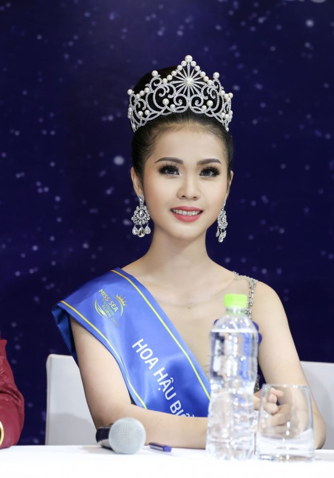 Đọ body nóng bỏng của Tân hoa hậu sinh năm 1999 với 2 Á hậu Biển Việt Nam toàn cầu 2018 - Ảnh 2.
