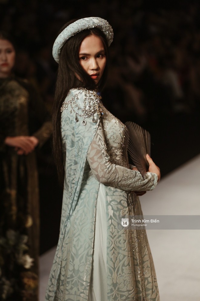 Ngọc Trinh kiêu sa phe phẩy quạt, mặt lạnh te trình diễn áo dài trong ngày 3 của VIFW 2018 - Ảnh 4.