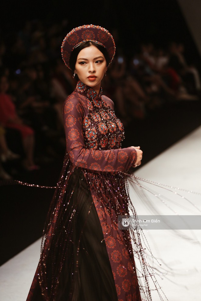 Ngọc Trinh kiêu sa phe phẩy quạt, mặt lạnh te trình diễn áo dài trong ngày 3 của VIFW 2018 - Ảnh 7.