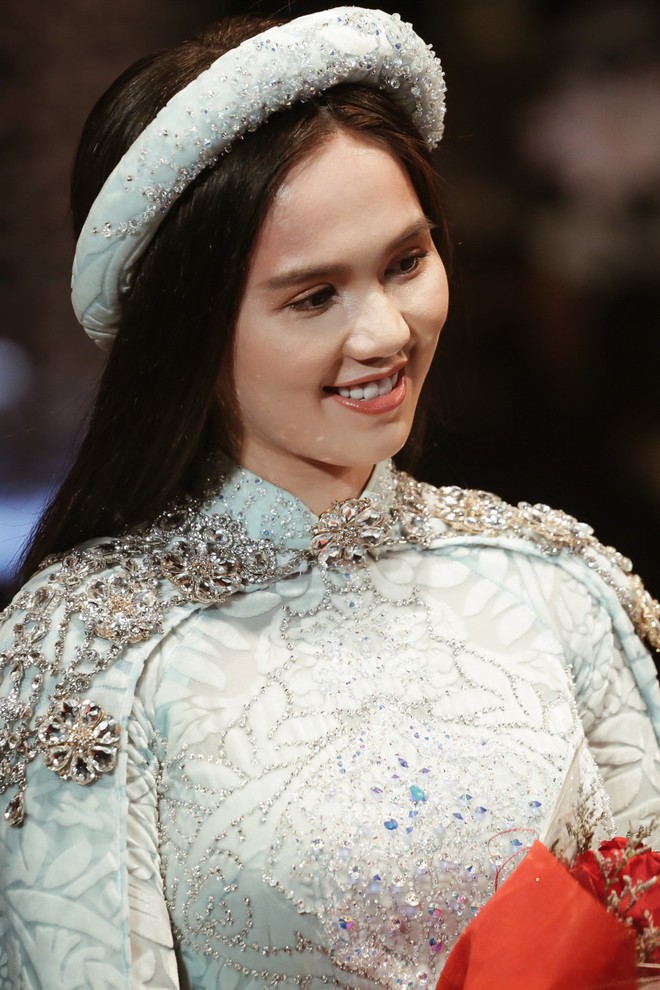 Ngọc Trinh kiêu sa phe phẩy quạt, mặt lạnh te trình diễn áo dài trong ngày 3 của VIFW 2018 - Ảnh 10.