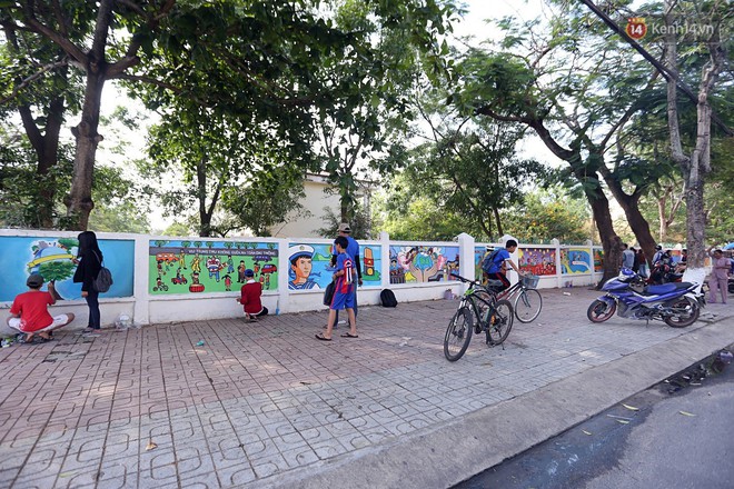 Cụ già bán rong cùng học sinh, sinh viên xuống đường vẽ gần 80 bức tranh tuyệt đẹp dọc 2 con đường lớn ở Tam Kỳ - Ảnh 7.
