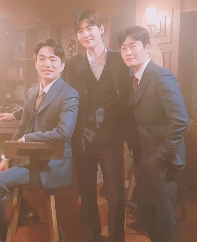 Lee Jong Suk làm ‘lu mờ’ đồng nghiệp vì quá đẹp trai - Ảnh 3.